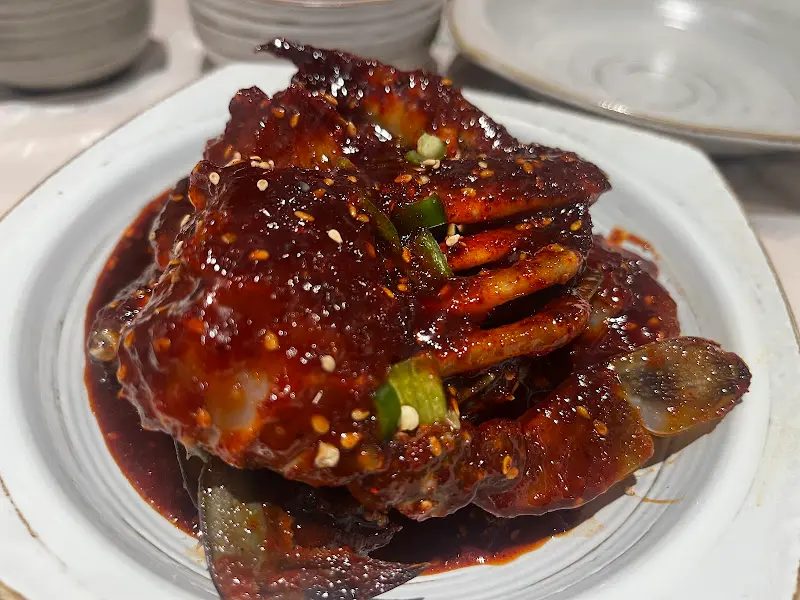 접시에 담긴 양념게장의 모습