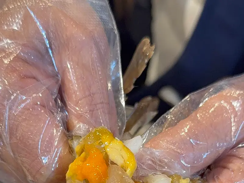 간장게장을 손으로 들고 먹는 모습