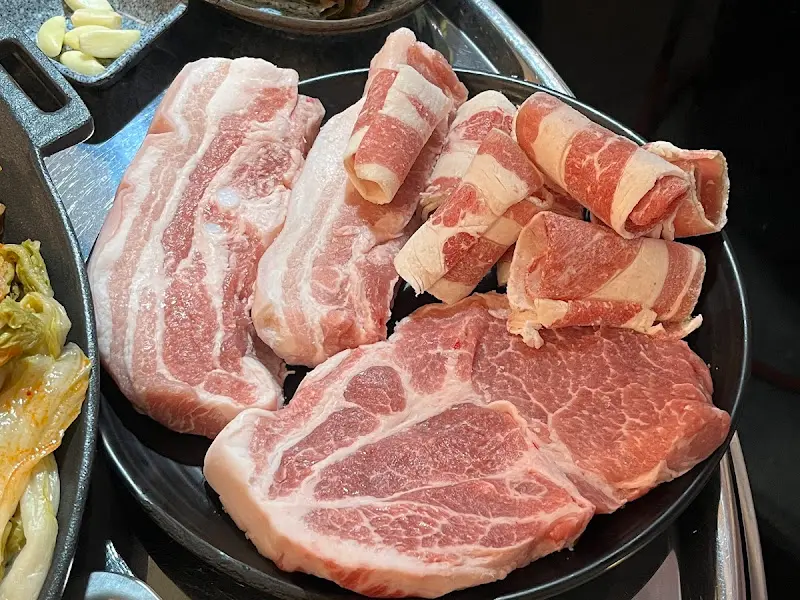 접시에 담긴 삼겹살, 목살, 우삼겹