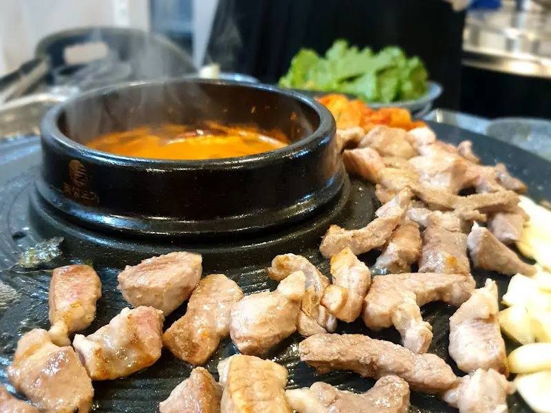 솥뚜껑 위에서 끓고 있는 된장찌개