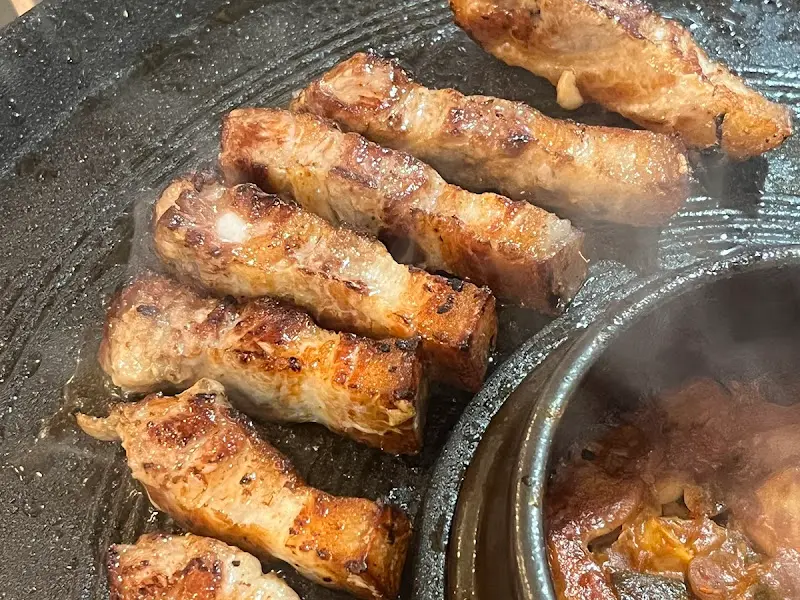 솥뚜껑 위에서 노릇하게 익어가는 삼겹살