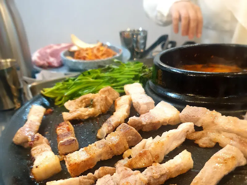 솥뚜껑에 구워진 고기