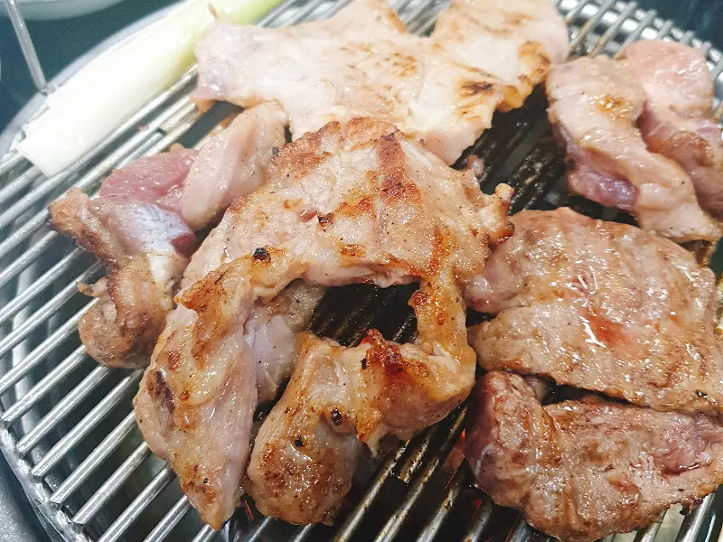 불판 위에서 맛있게 구워지고 있는 뽈살과 하얀살