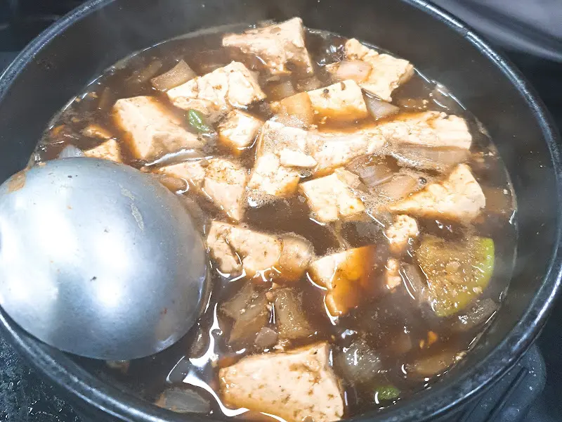 뚝배기에 담겨져 나온 푸짐한 된장찌개