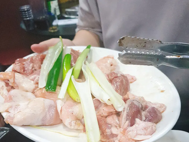 신선한 뽈살과 하얀살 모듬 한 접시