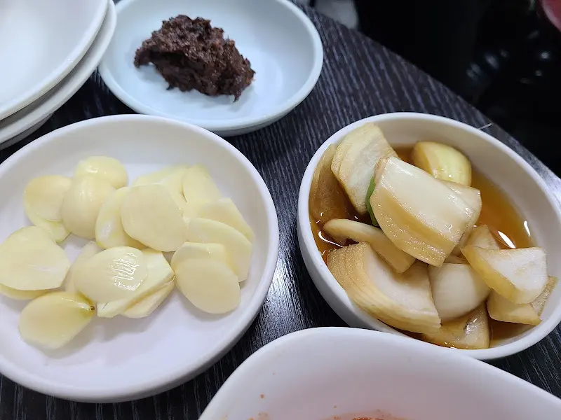 싱싱한 마늘 슬라이스와 쌈장, 양파 절임