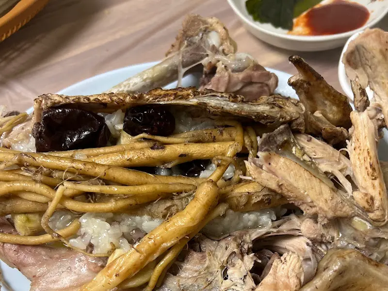 뽀얀 국물이 인상적인 백숙