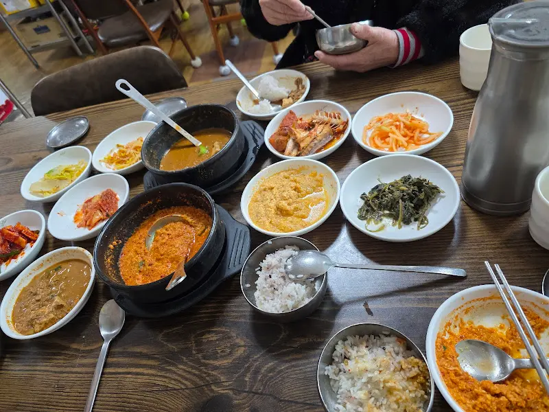 푸짐하게 차려진 아성청국장의 밥상