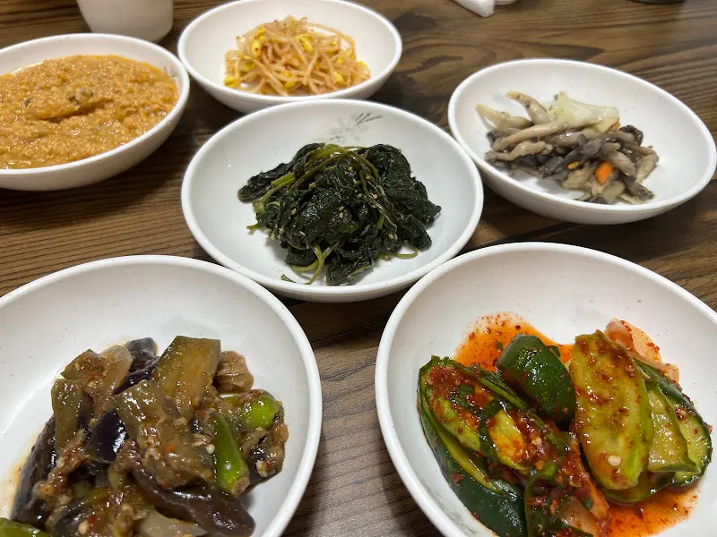 다양한 종류의 반찬들