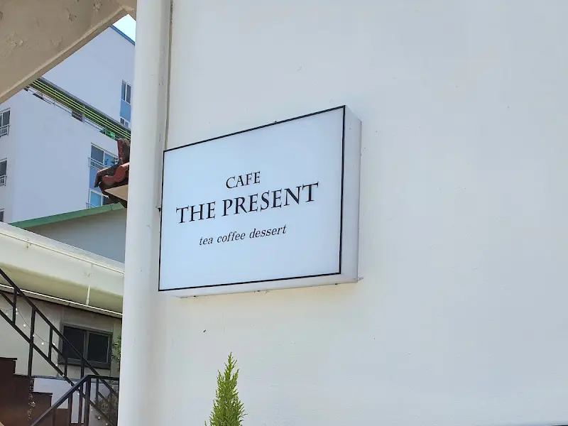 벽에 걸린 꽃 장식과 거울