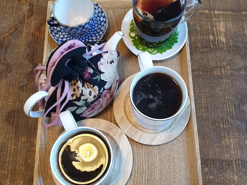 쟁반 위에 놓인 찻잔과 음료