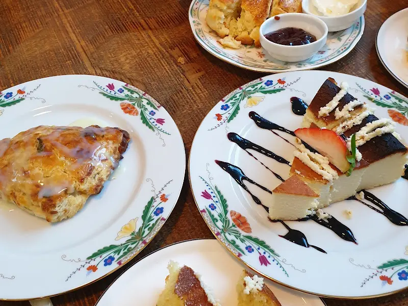 테이블 위에 놓인 스콘과 케이크