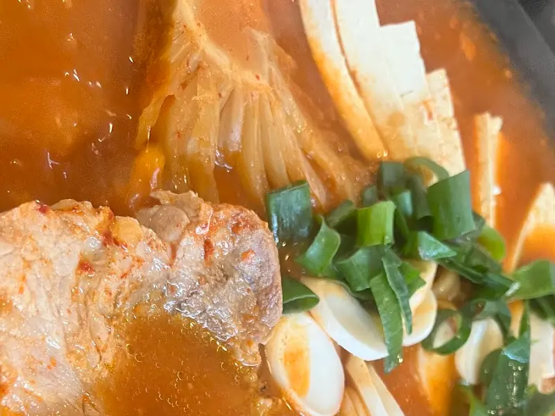 두툼한 돼지고기가 들어간 김치찌개