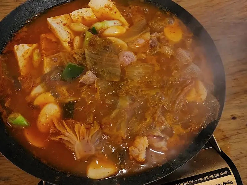 솥뚜껑에 담겨 나오는 김치찌개