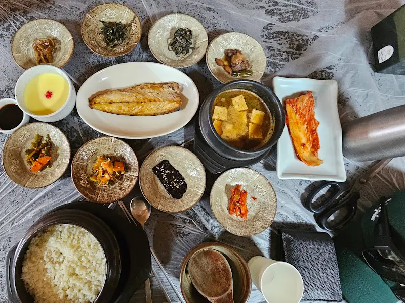 푸짐한 뽕잎 고등어 정식 한 상 차림