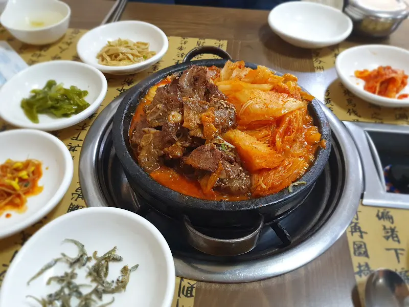 돼지갈비 김치찜과 함께 차려진 반찬