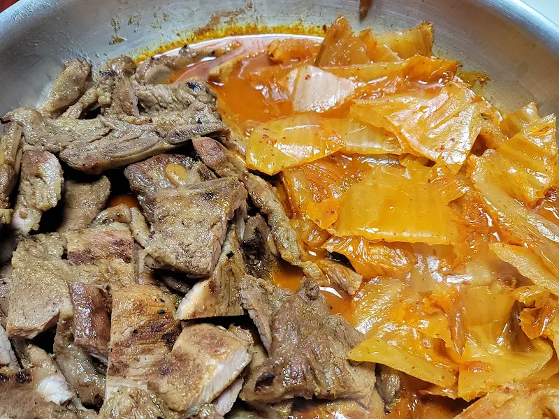 돼지갈비와 묵은지의 조화