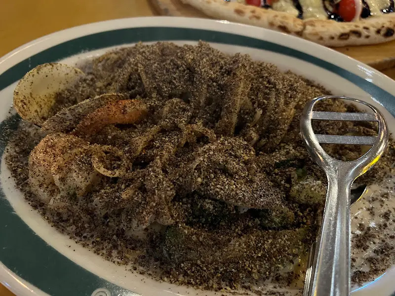 검은색 비주얼이 독특한 오징어 먹물 리조또