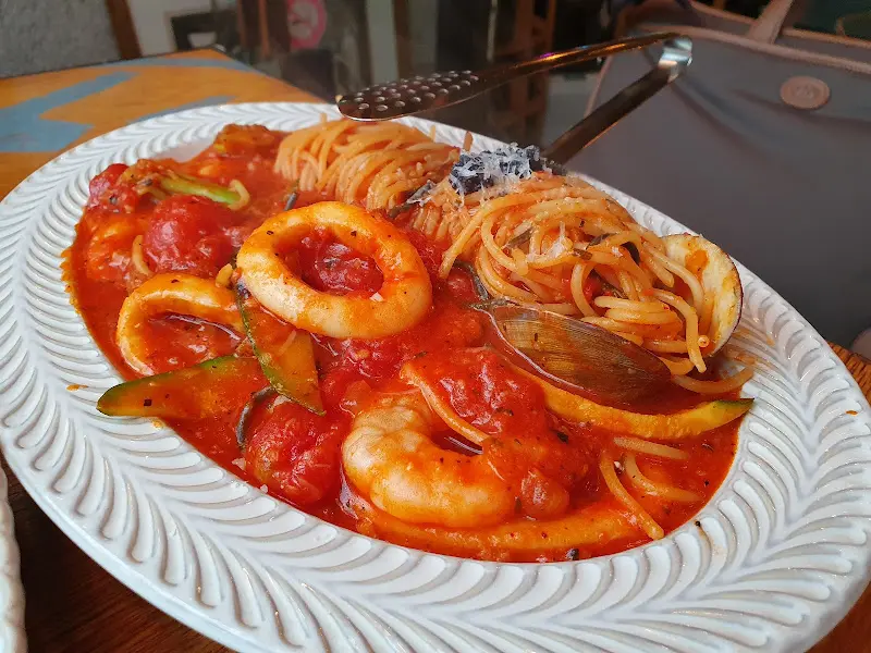 해산물이 듬뿍 들어간 토마토 파스타