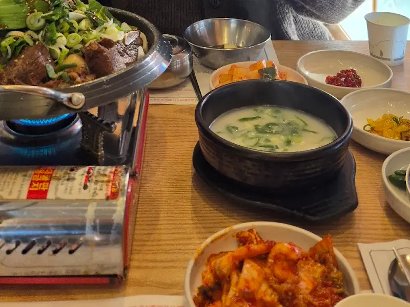 테이블 가득 차려진 음식