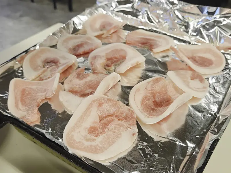 얇게 썰린 급냉 삼겹살