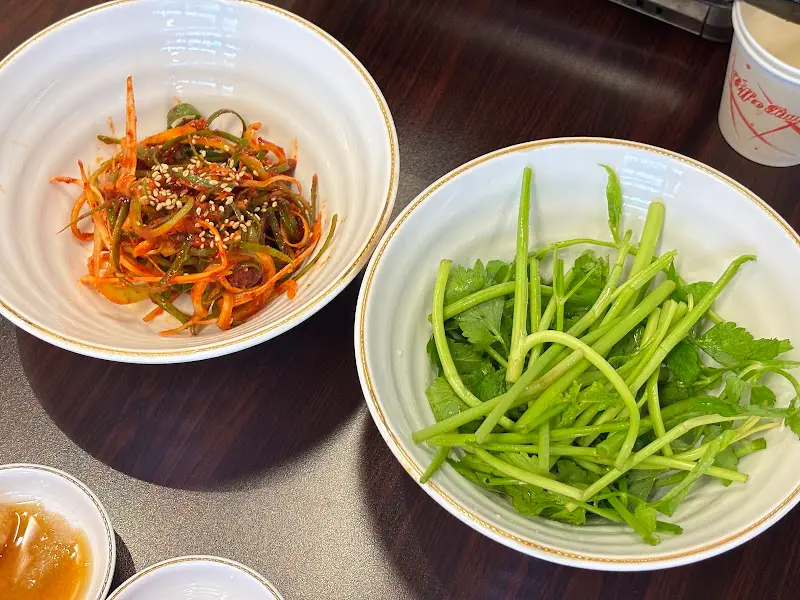 미나리와 비빔국수