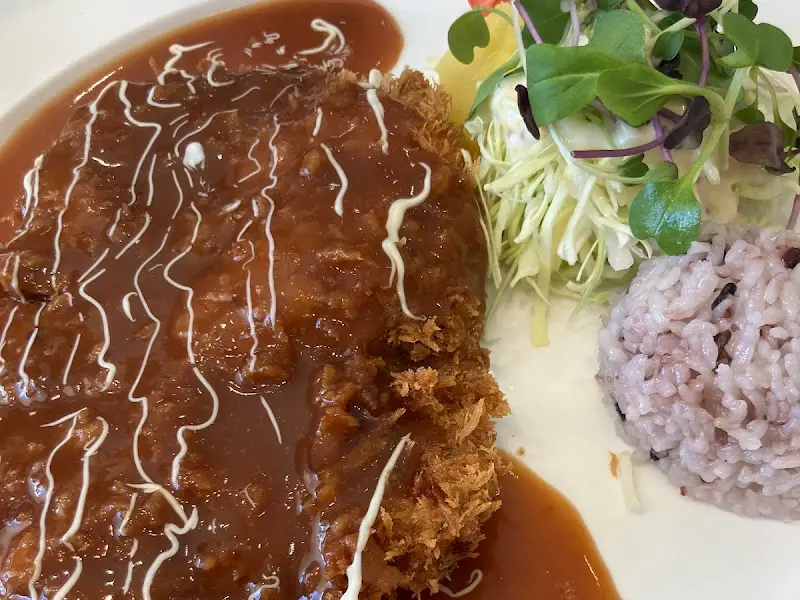 겉은 바삭하고 속은 촉촉한 흑돼지 돈가스