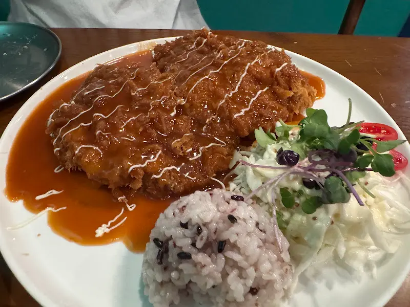 두툼한 돈까스에 소스가 듬뿍 뿌려진 모습