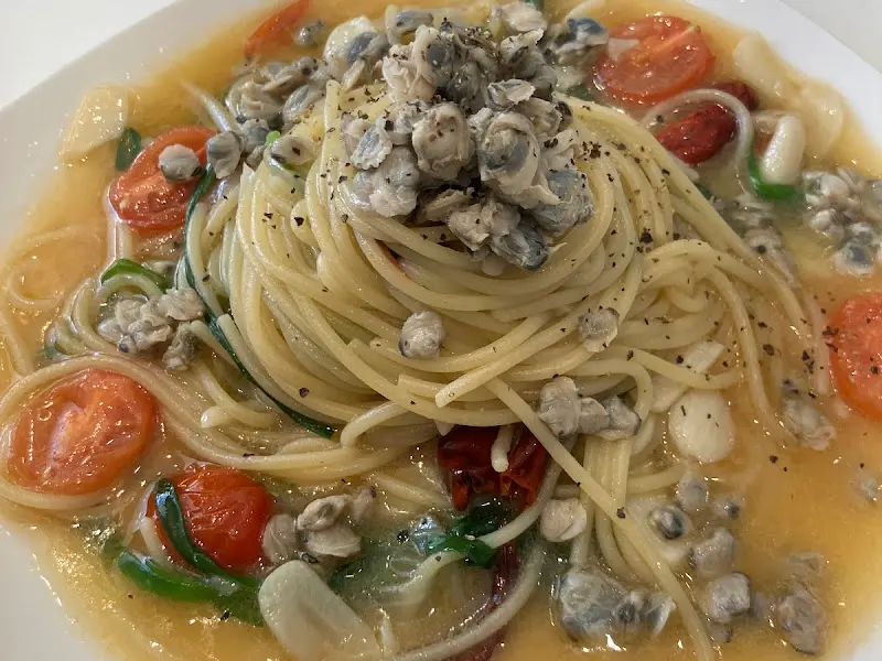 재첩이 듬뿍 들어간 봉골레 파스타의 클로즈업 샷