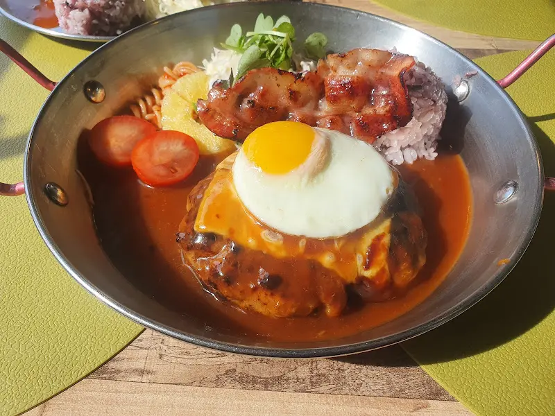 함박 스테이크를 썰어 올린 컷