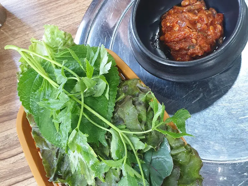신선한 쌈 채소와 쌈장