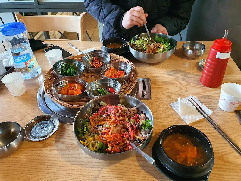 육회비빔밥과 밑반찬