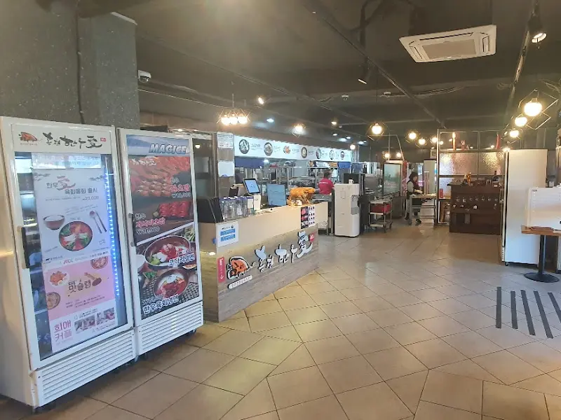 넓고 깔끔한 식당 내부