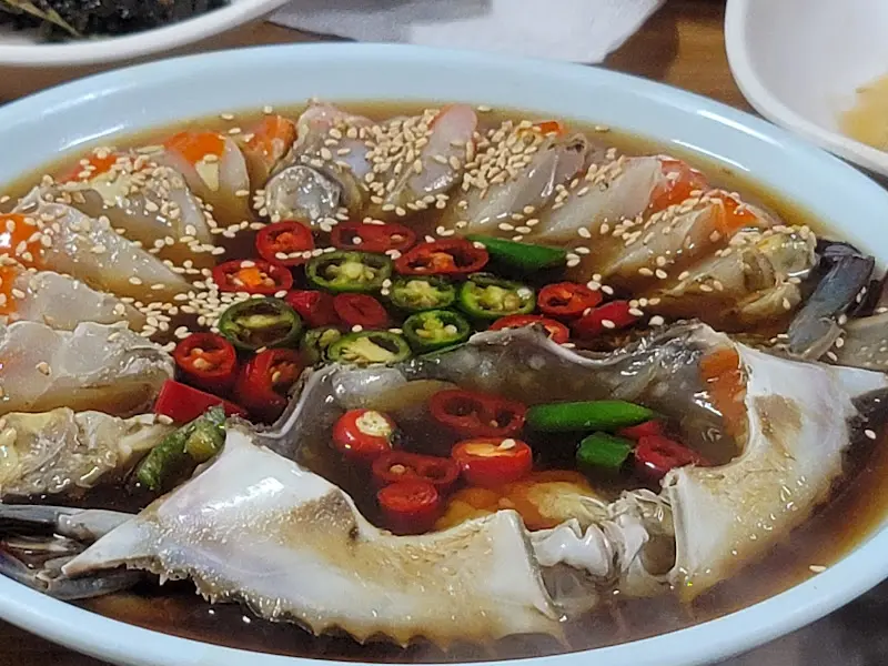 먹기 좋게 손질된 간장게장의 클로즈업