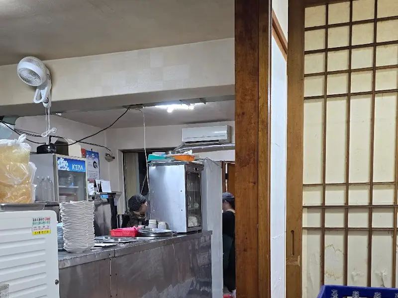 식당 내부 주방 쪽 풍경