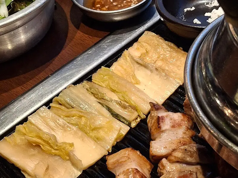 잘 익은 고기와 구운 묵은지의 조화