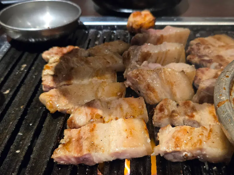 숯불 위에서 맛있게 익어가는 주먹고기