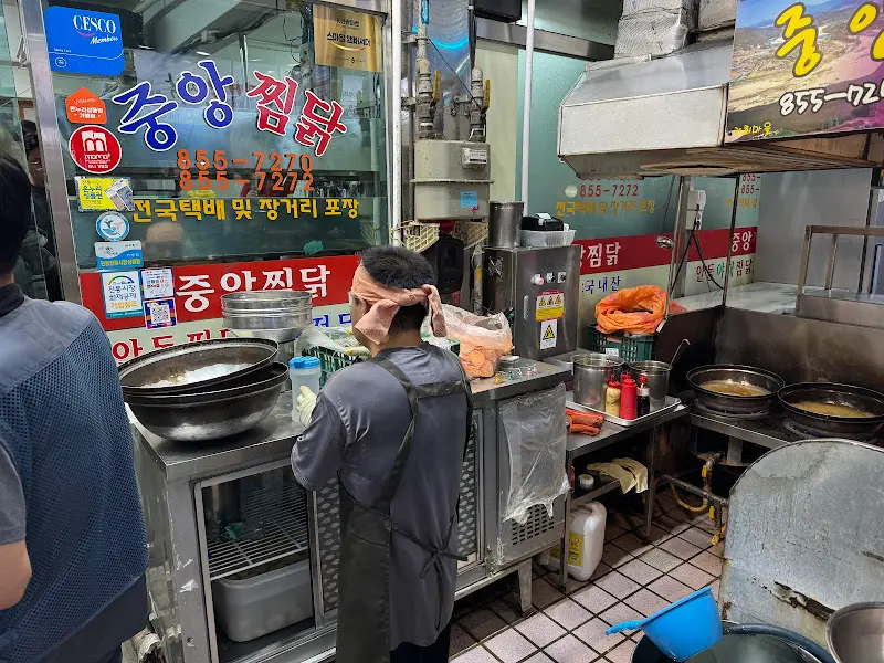 분주한 주방 풍경