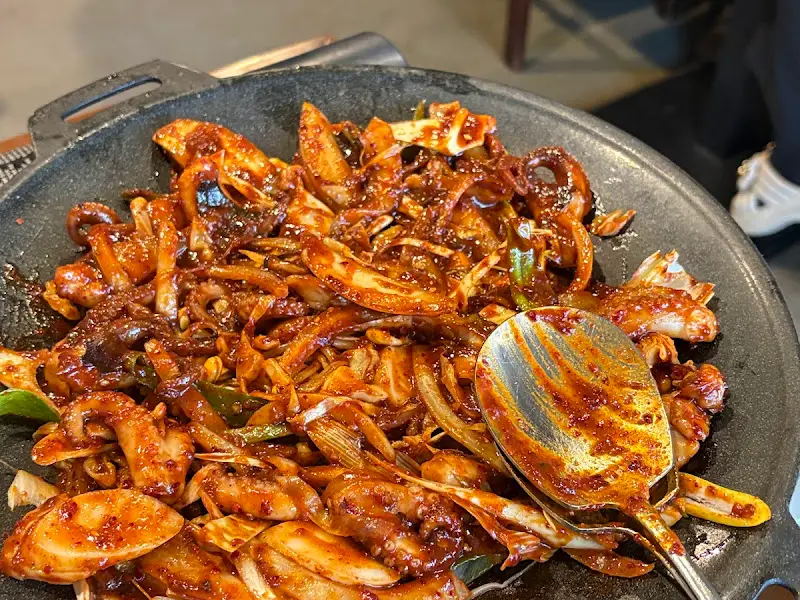 철판 위에 놓인 매콤한 쭈꾸미 볶음