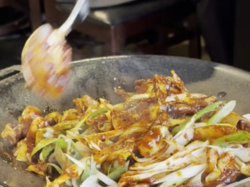 철판 위에서 익어가는 쭈꾸미와 삼겹살