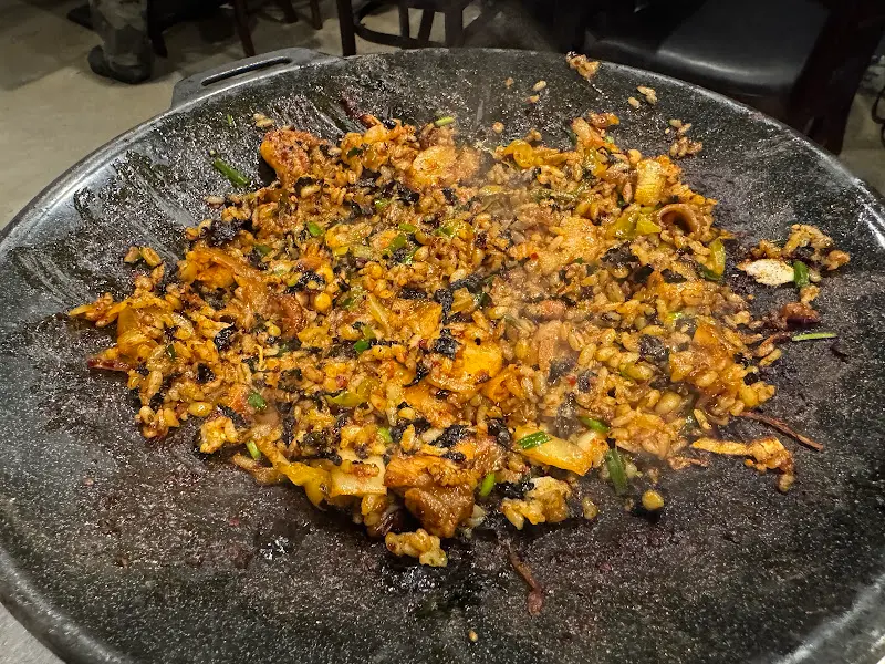 철판에 볶아진 볶음밥