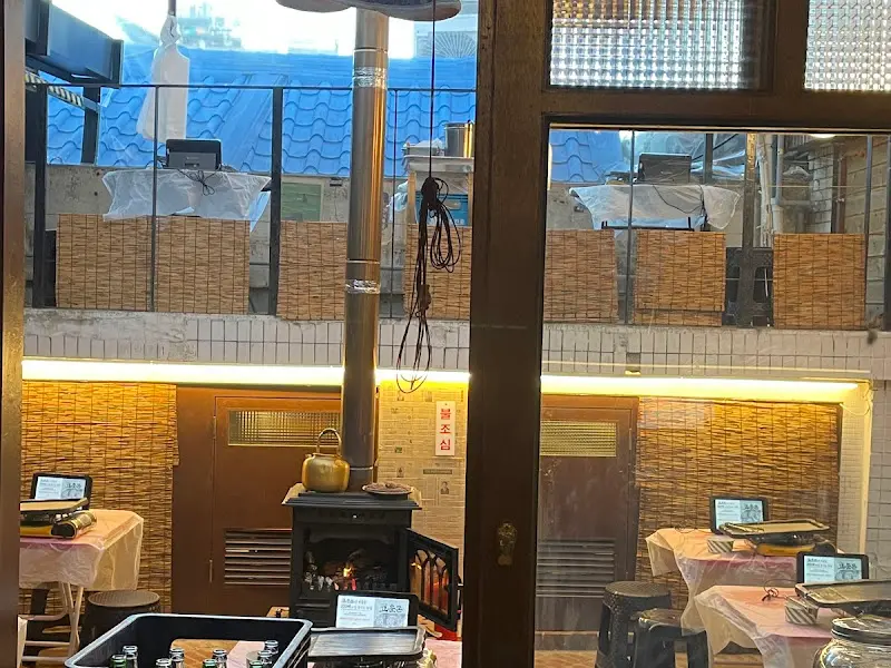 따뜻한 분위기의 식당 내부