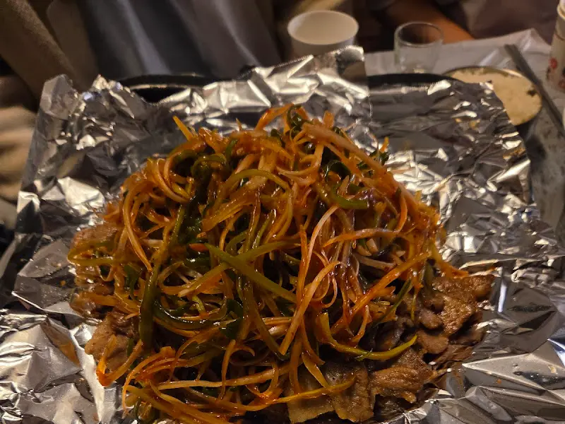 불판 위의 파절이 삼겹살