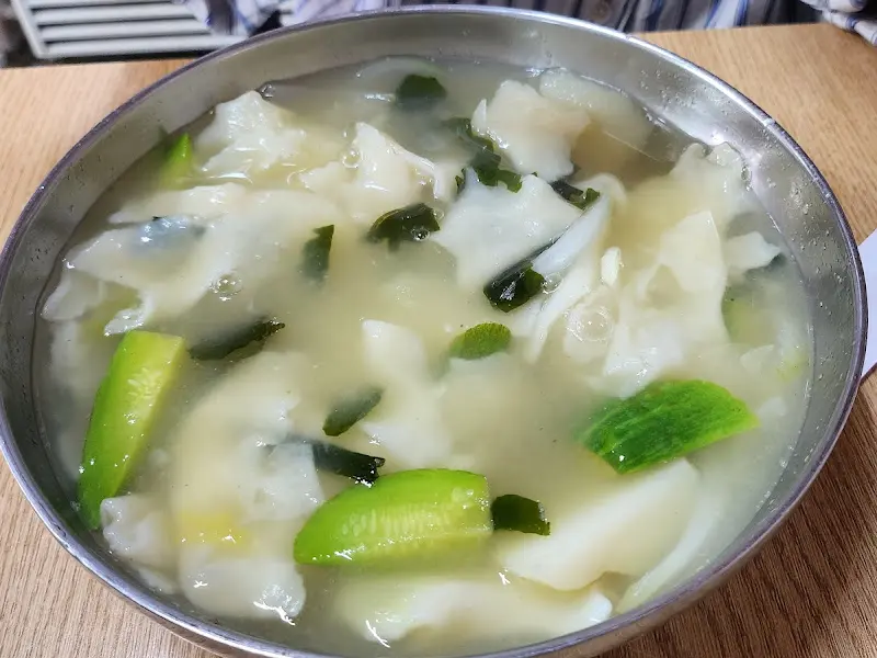 수제비의 쫄깃함이 느껴지는 사진