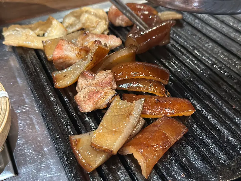 숯불 위에 올려진 돼지 껍데기