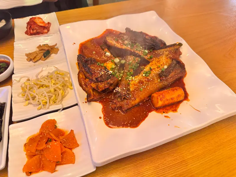 코다리밥상 메인 메뉴인 코다리 조림과 정갈한 밑반찬