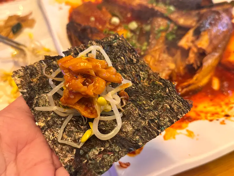 김에 밥, 콩나물, 코다리조림을 올려 한 입에 쏙!