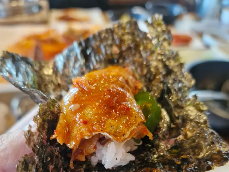 김에 밥, 코다리, 고추를 올려 한 입에 쏙