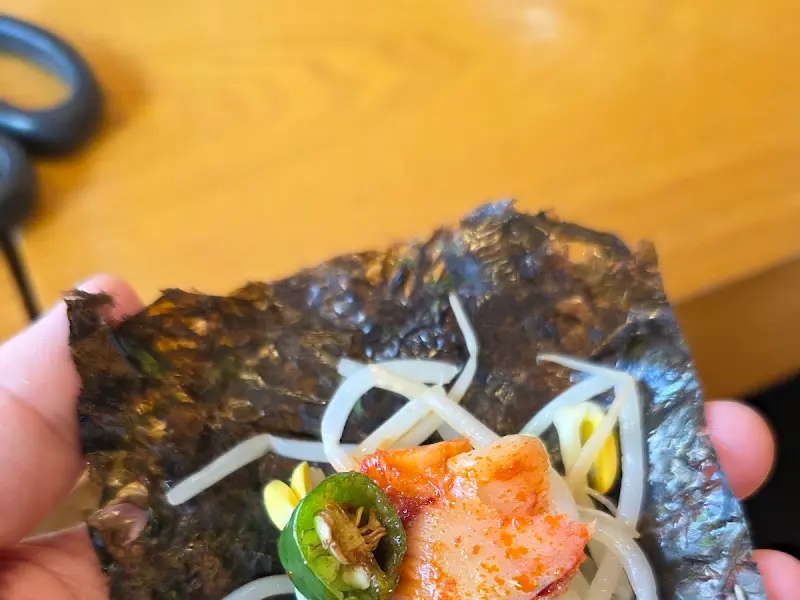 코다리와 콩나물을 김에 싸서 한입