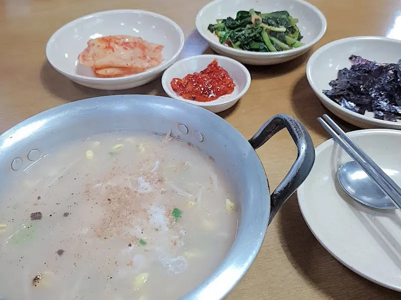 계란을 푼 콩나물 국밥